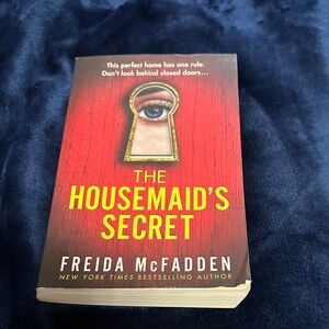 The Housemaid's Secret by Freida McFadden - Red Cover